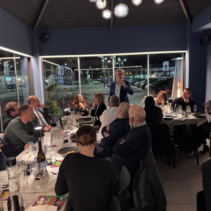 Professionista parla davanti ad altri professionisti