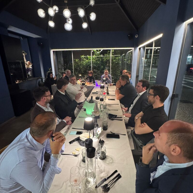 Professionisti che discutono a un tavolo